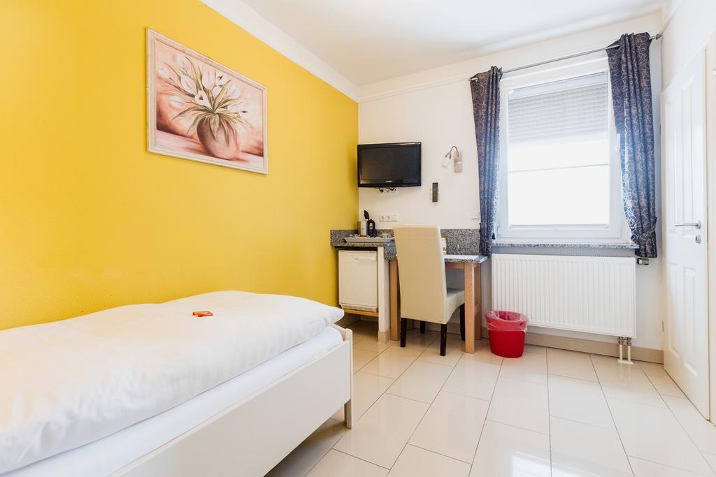Business Pension Gasper Raunheim Exterior foto